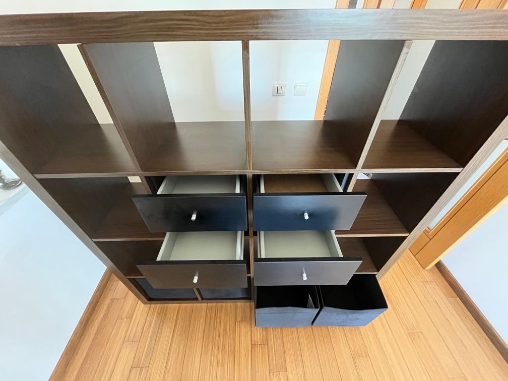 Estante IKEA com Cubos e Gavetas