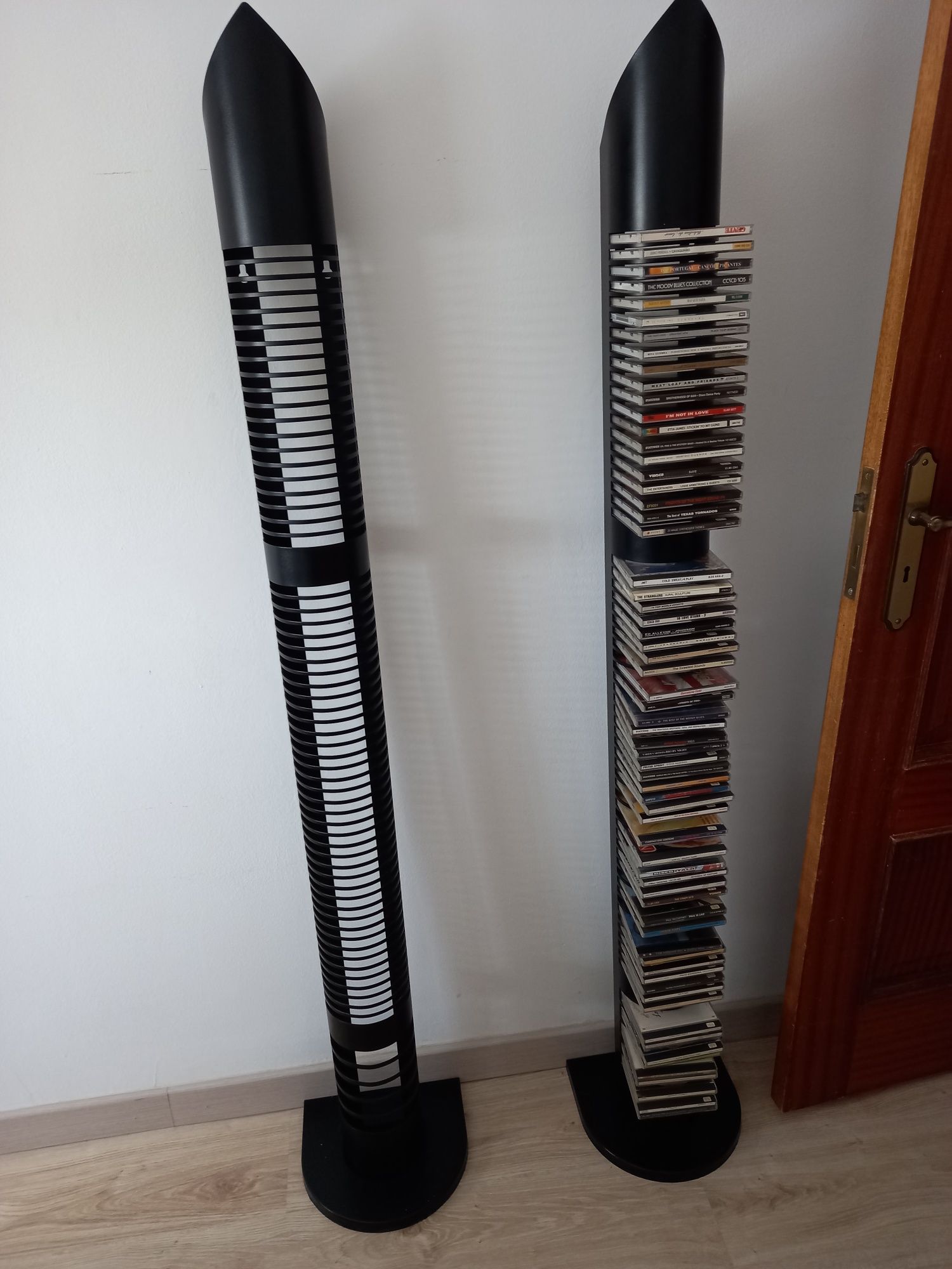 Colunas metálicas impecáveis para CD.s 1,50×15cm