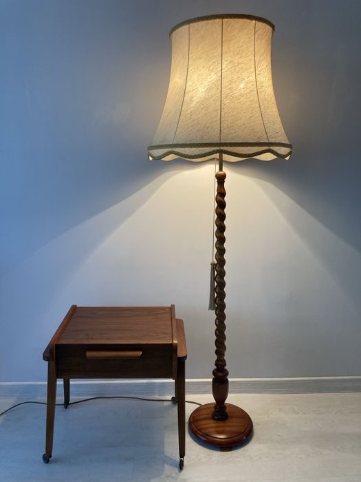 Drewniana lampa podłogowa z abażurem