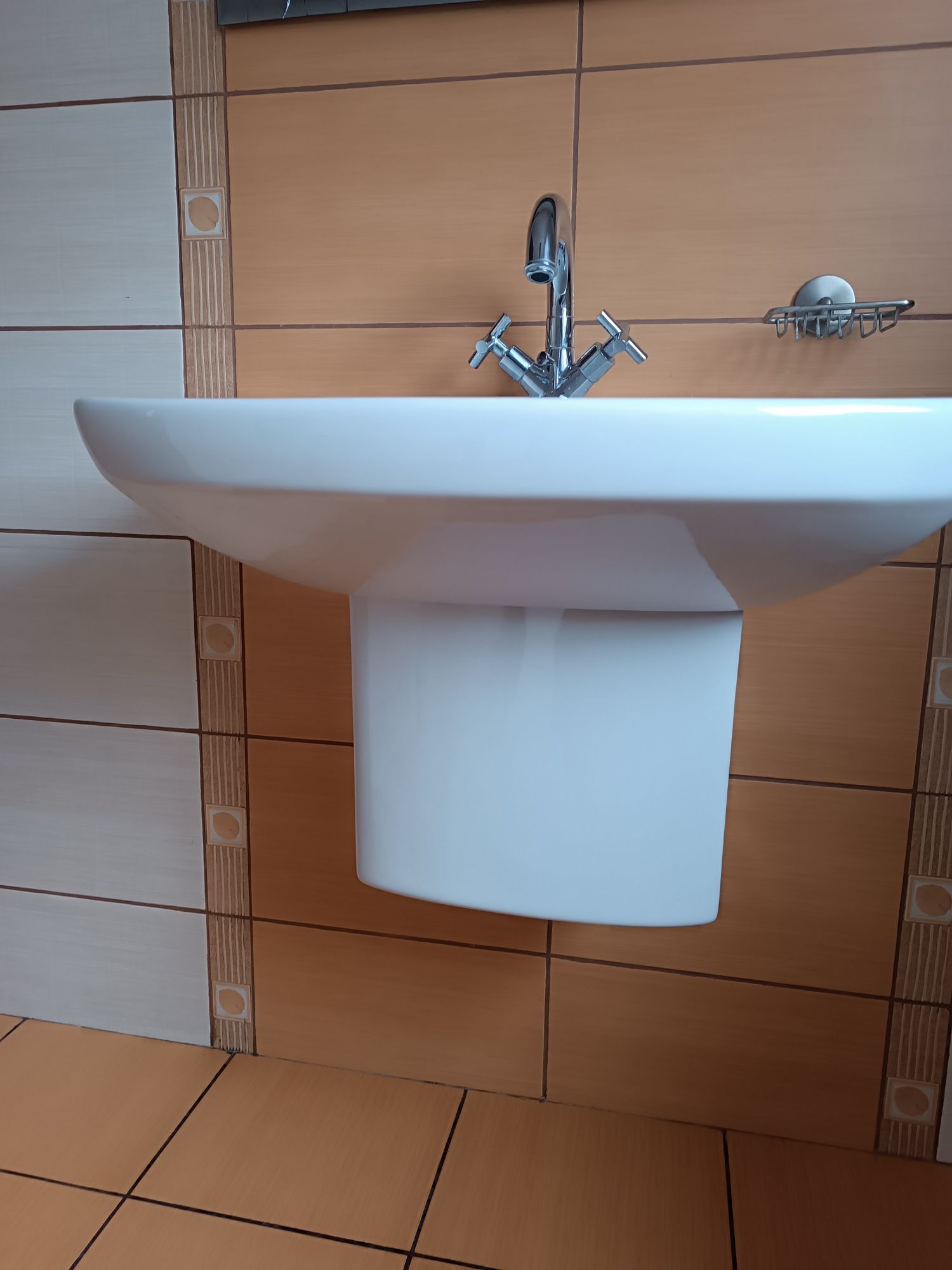 Umywalka z baterią