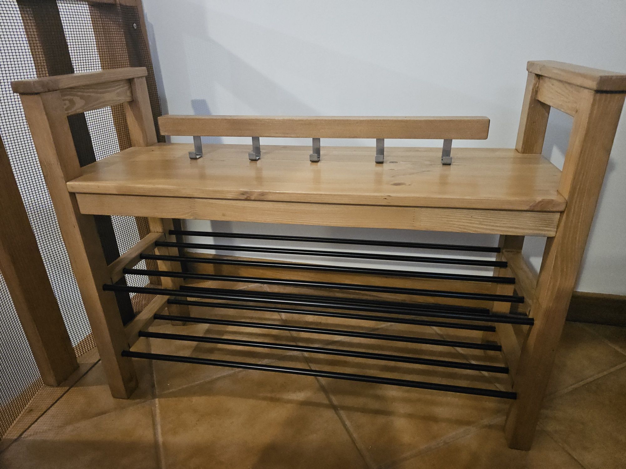 Banco IKEA HEMNES com sapateira e cabide de parede