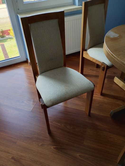 Stół plus krzesła