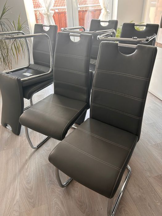 Szare krzesła z ekoskóry