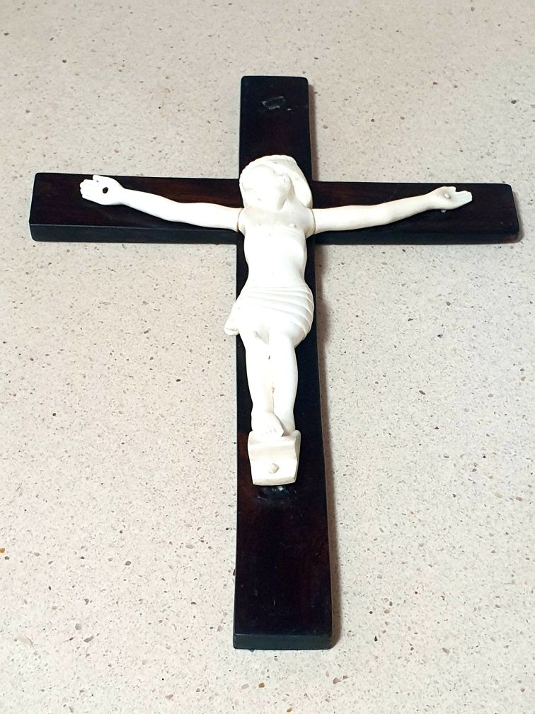 Para restauro: antigo crucifixo com  preciosa escultura de Cristo