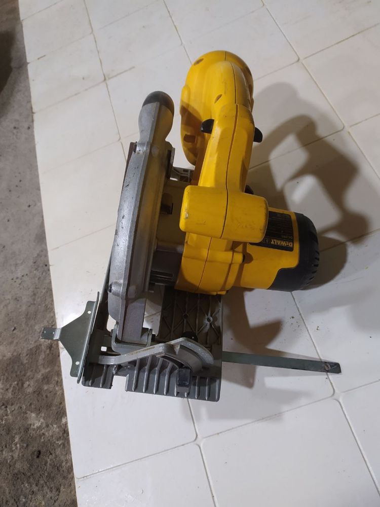 Дискова пила DeWalt DC390