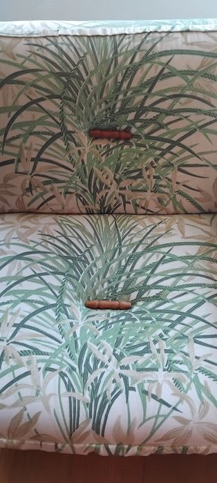 Mesa de abas e cadeiras em pinho e sofás!