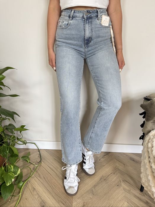 Prosta nogawka , wysoki stan, wyszczuplające i modelujące