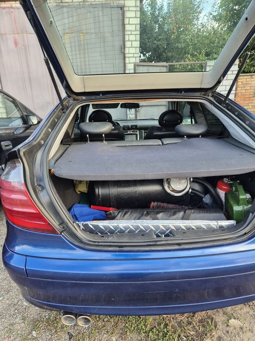 Смарагдовий  Мерседес-Веnz  С200 купе автомобіль на  газу