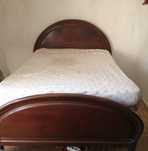 Cama antiga em madeira maciça