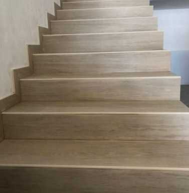 Drewnopodobne płytki na schody 120x30 BEŻ antypoślizgowe
