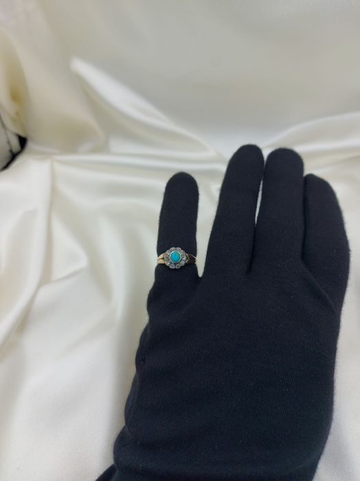 Złoty pierścionek z turkusem i diamentami.