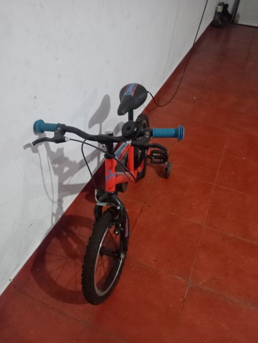 Bicicleta de criança como nova