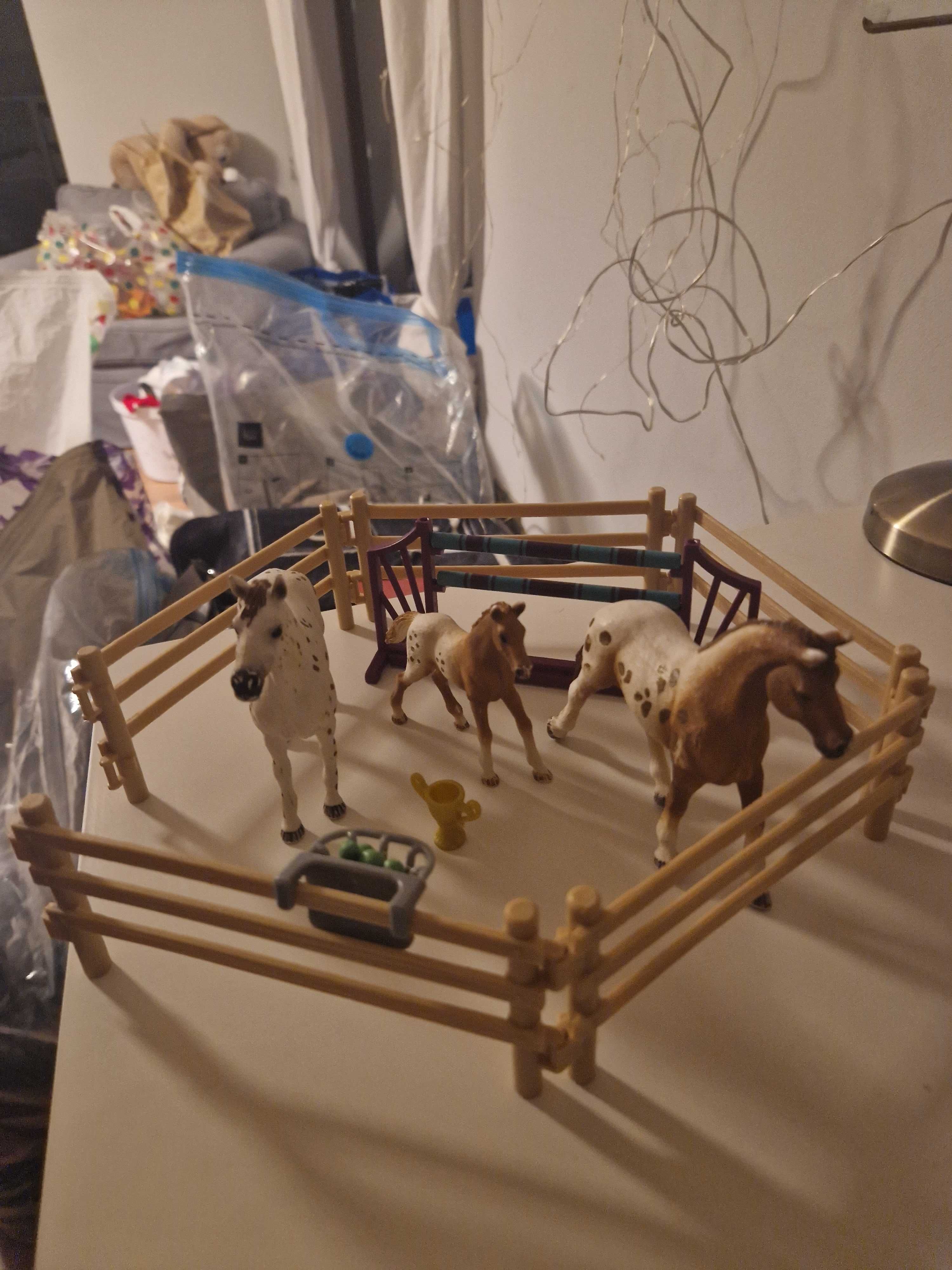 Sprzedam zestaw treningowy rodzina rasy Appaloosa Schleich 42433.