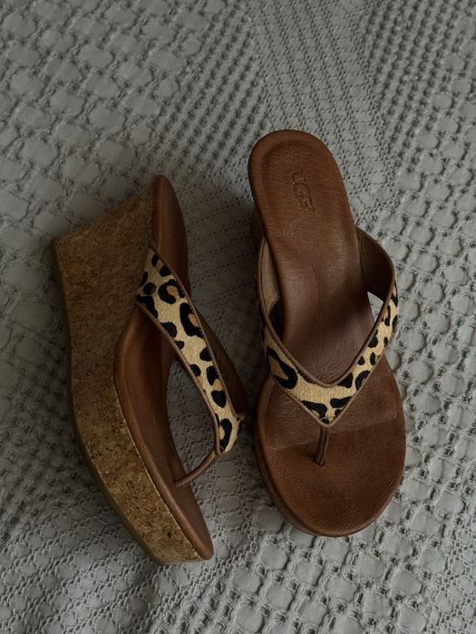 Босоніжки на платформі UGG.
