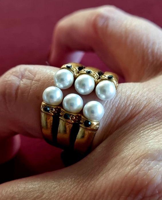Anel dourado e preto, em aço, com 6 pérolas e 6 pedrinhas pretas. T18