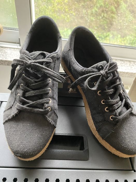 Venda 2 artigos, calçados em bom estado