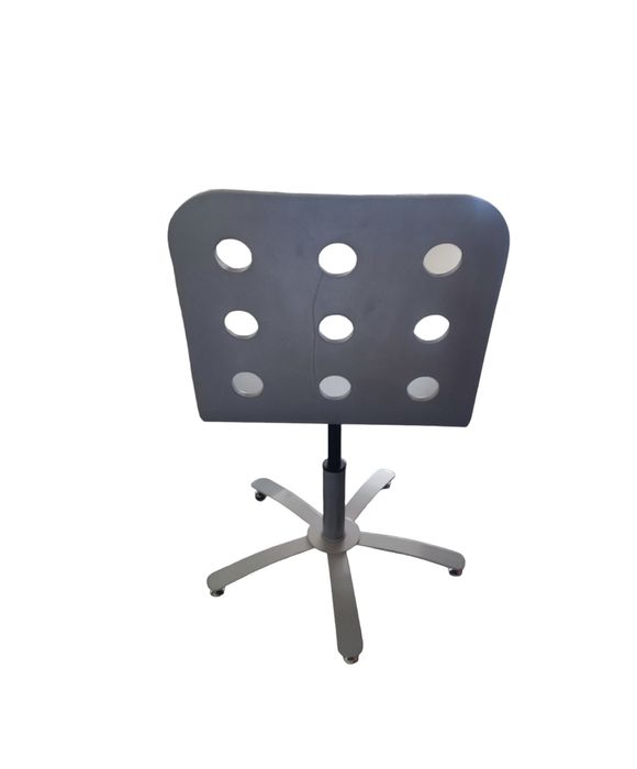 Cadeira cinzenta em madeira