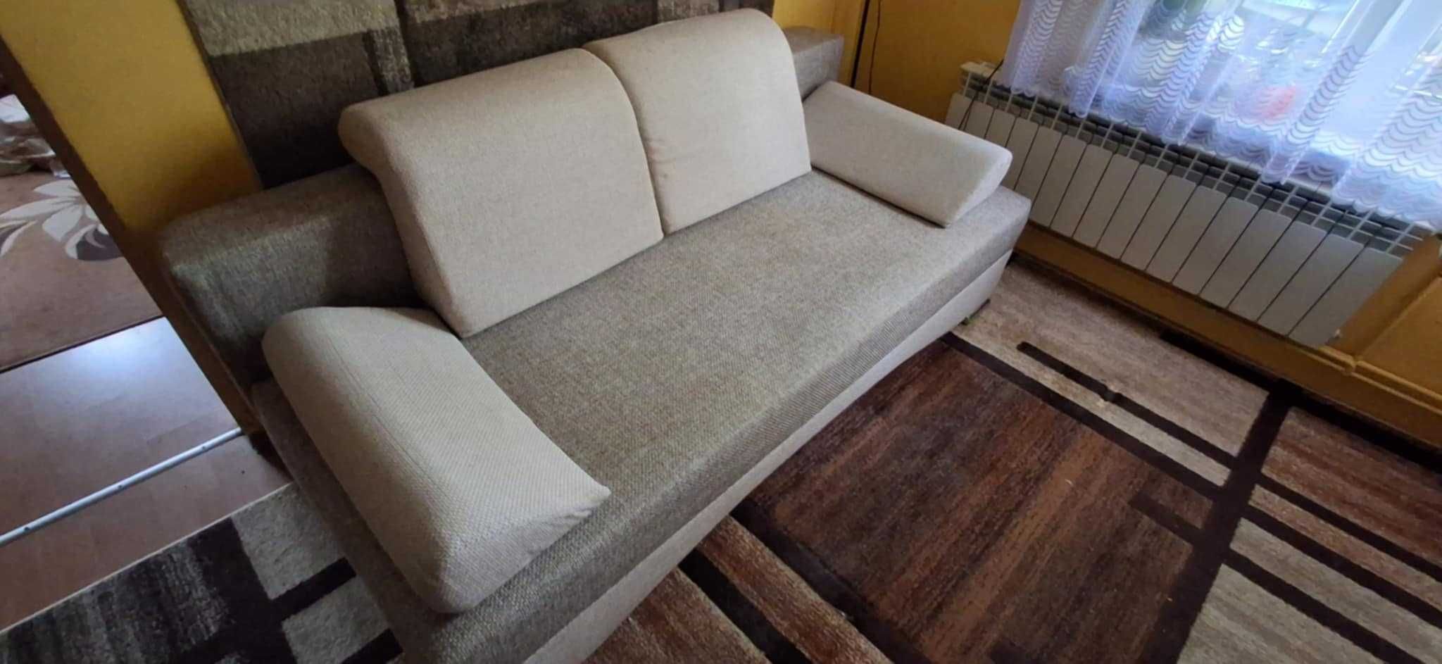 Łóżko rozkładane z poduszkami i wewnętrzną komora