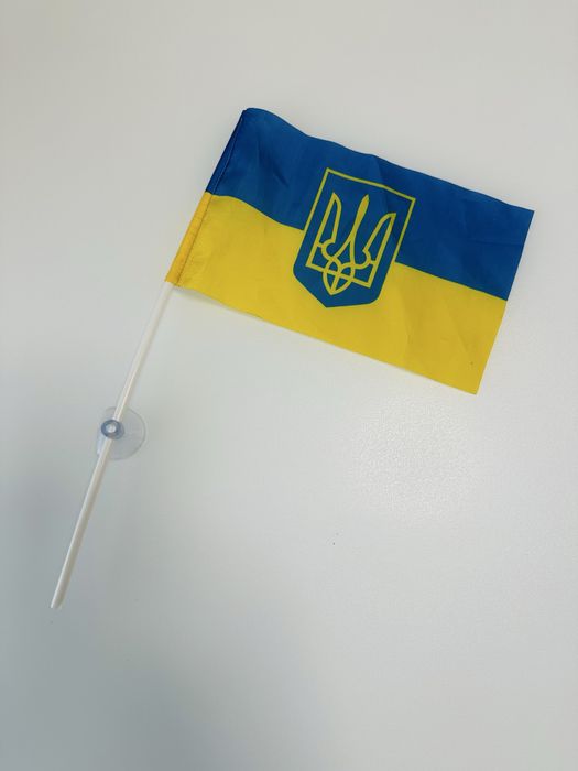 Українсткий прапор на скло машини