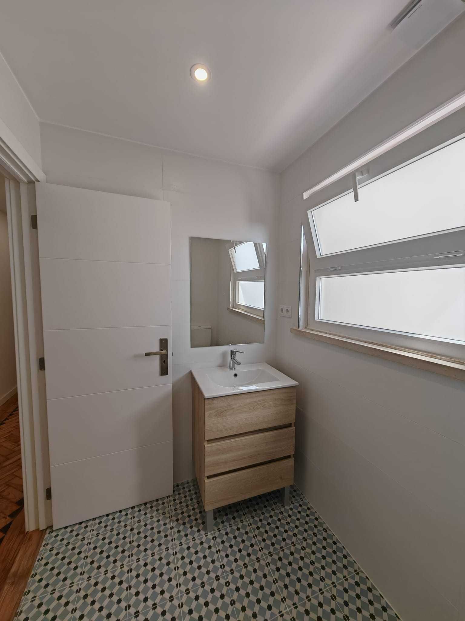 Quarto individual com varanda em apartamento a estrear em Queluz