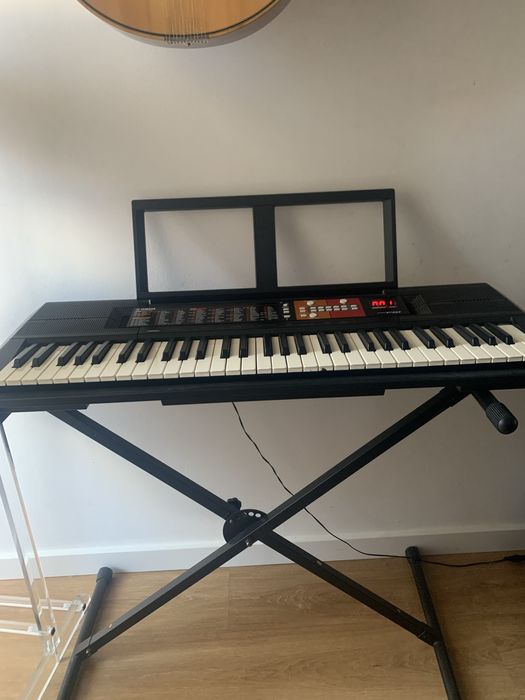 Teclado yamaha simples e suporte (pés).