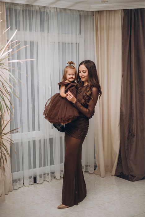 Оренда шоколадного плаття, фемелі лук