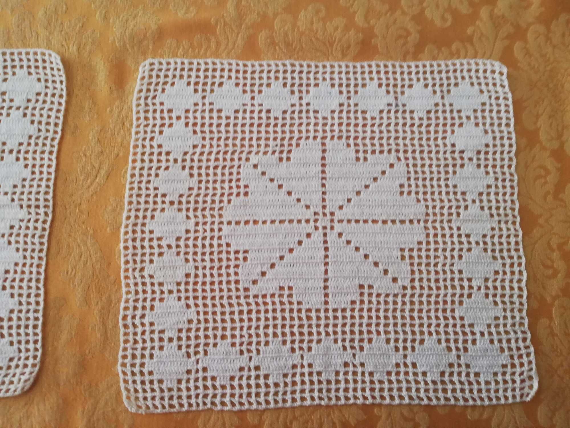 Renda em crochet manual, 12 quadrados e 1 entremeio