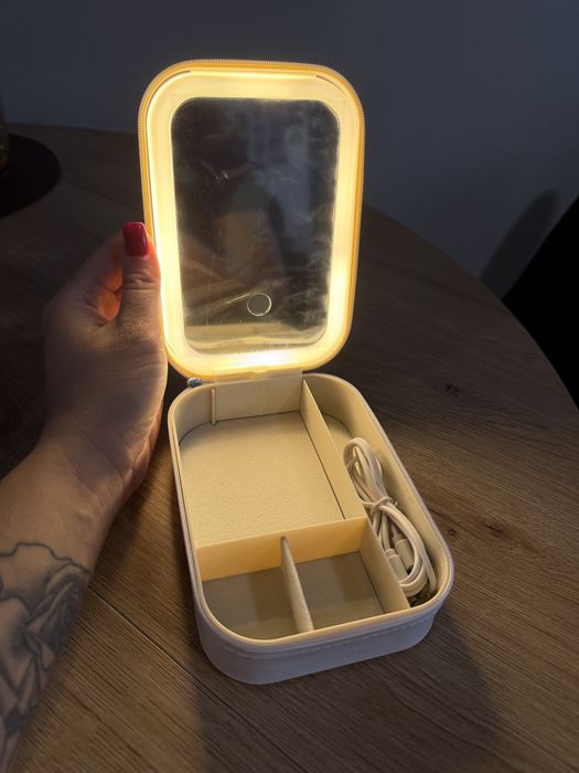 Lusterko podświetlane.