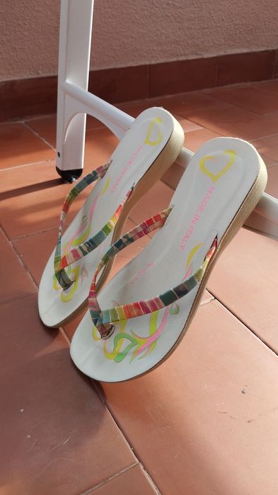 Chinelos Brancos com desenhos coloridos