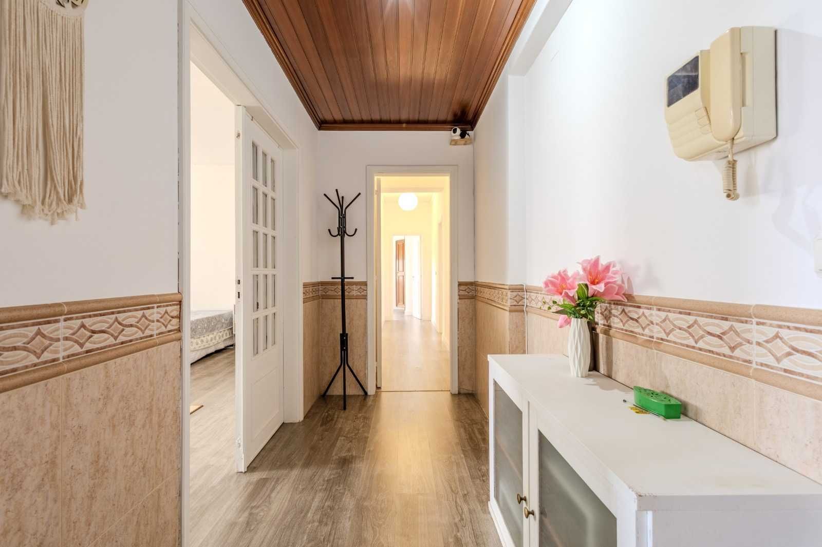 Quarto espaçoso com cama de casa e roupeiro embutido