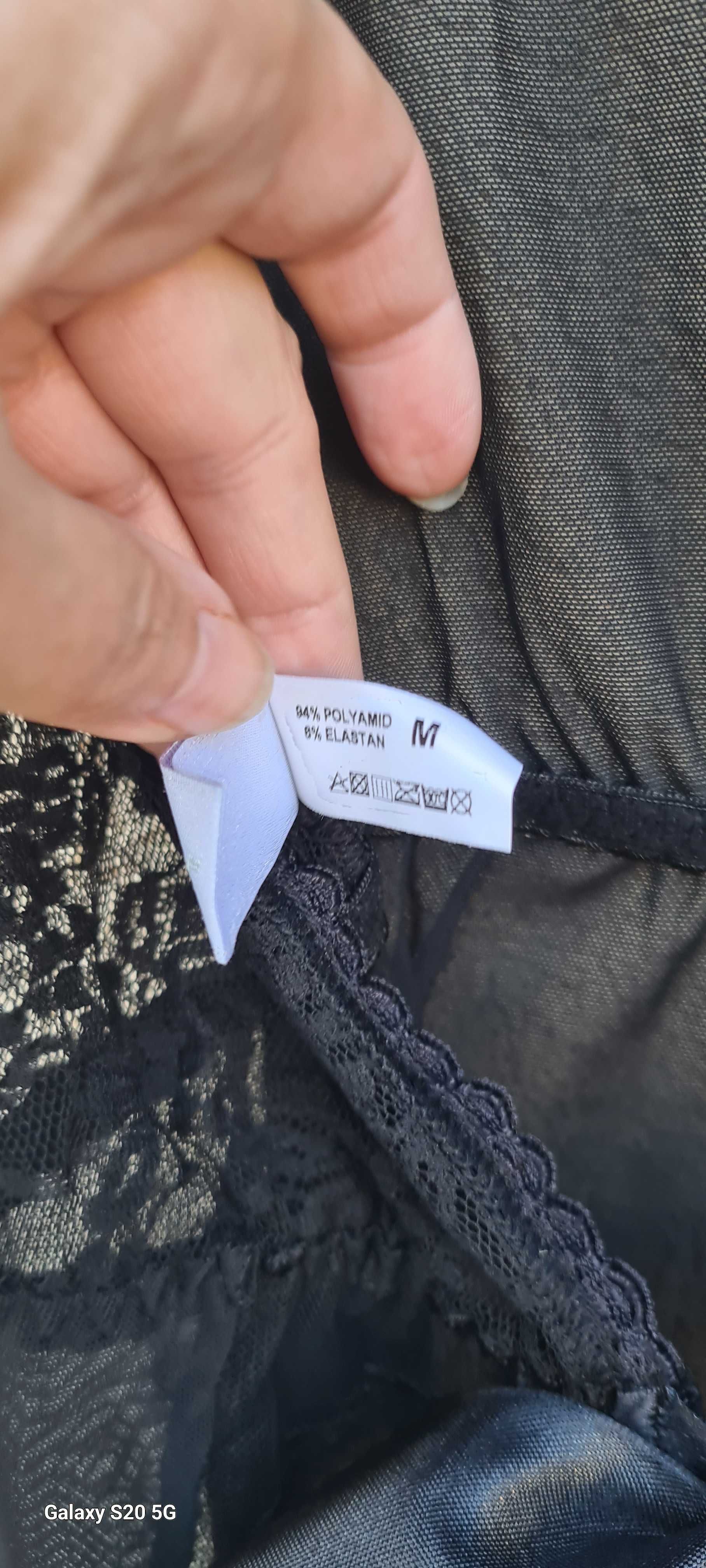 Peniuar ze stringami M PASSION czarne koronka, w oryginalnym kartoniku