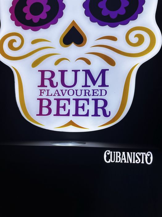 Reclamo luminoso Cubanisto