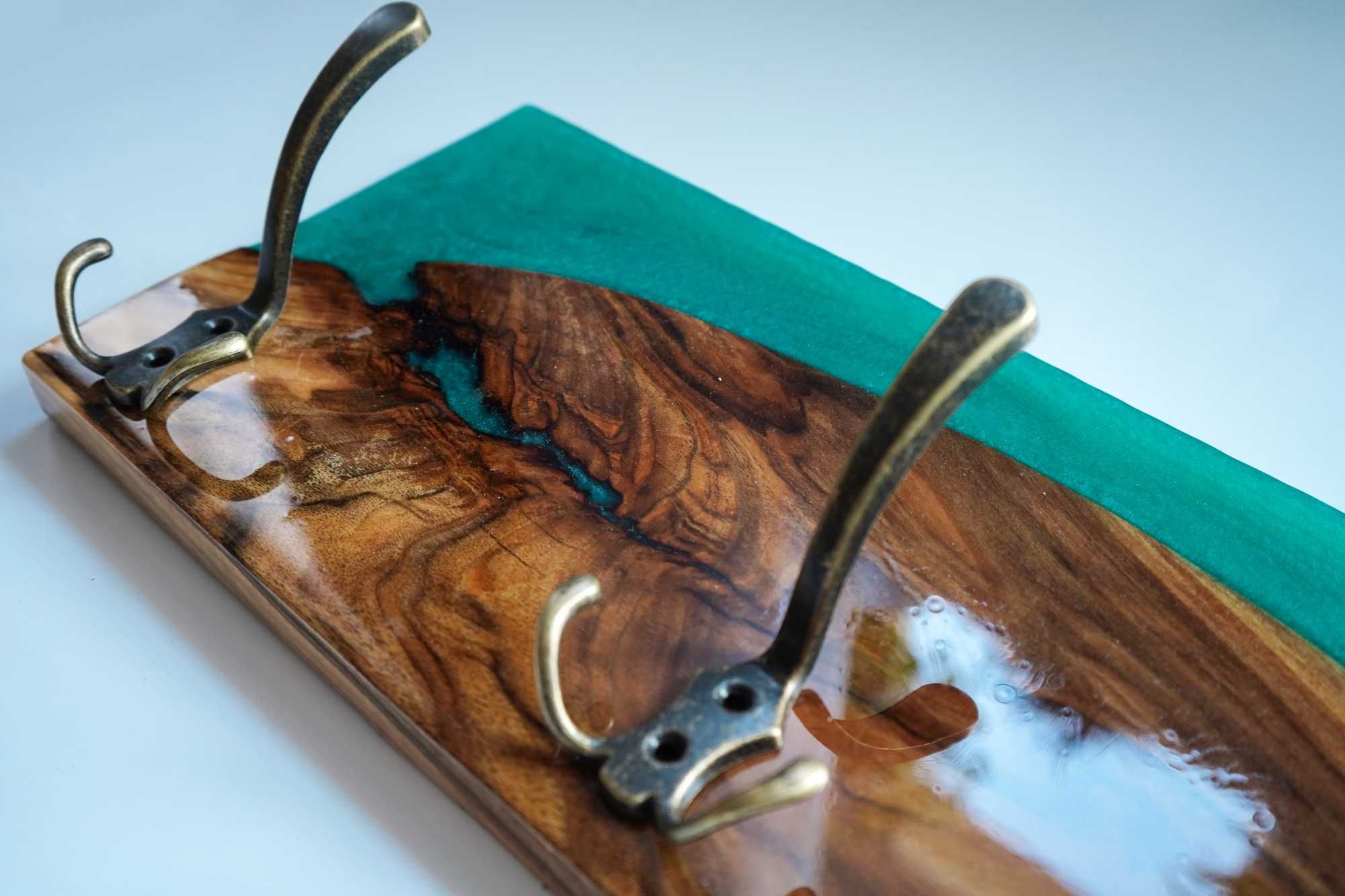 Piękny wieszak ścienny na ubrania loft z drewna i żywicy handmade
