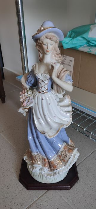 Estatueta em porcelana