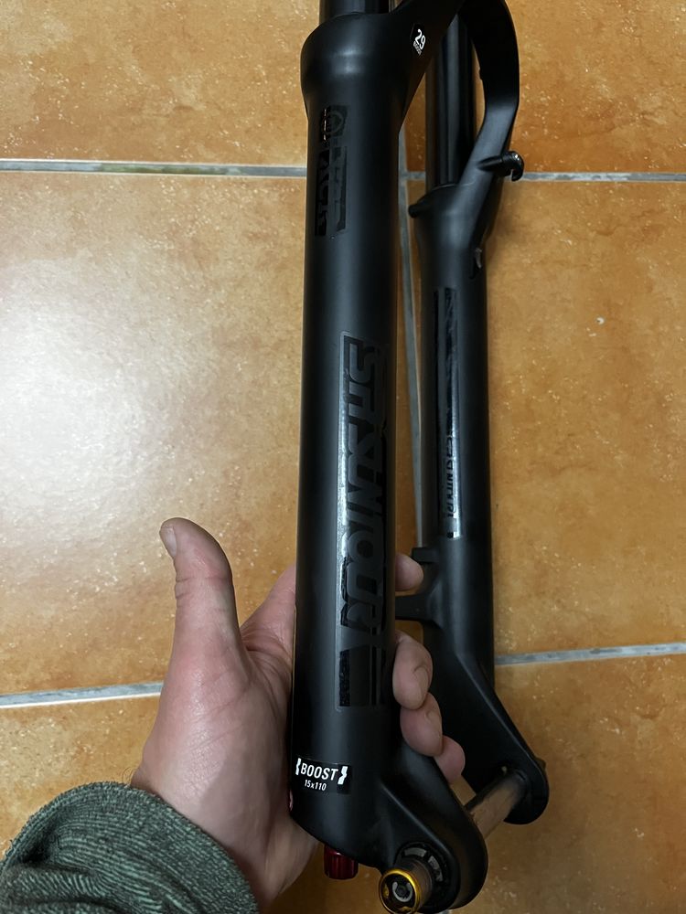 Suspensão suntour como nova