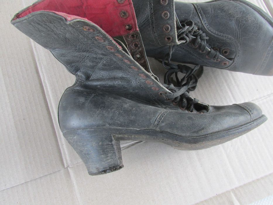 дюже давні коллекційні жіночі кожані черевички.