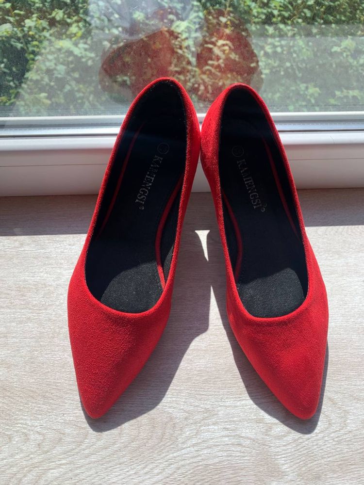 Жіночі червоні замшеві туфлі Kamengsi