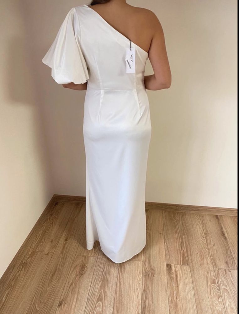 Satynowa sukienka maxi asymetryczna bufki boohoo 42 xl