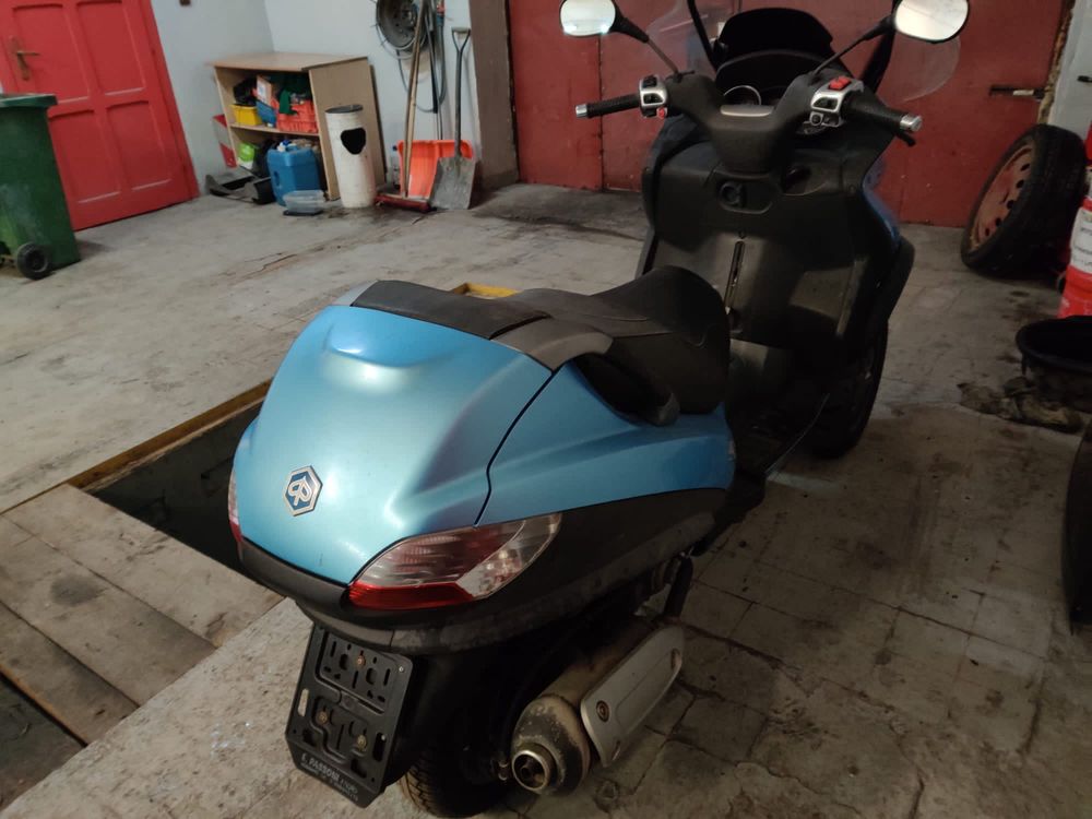 Skuter Piaggio MP3 250 cm pojemności, trójkołowiec na kategorię B