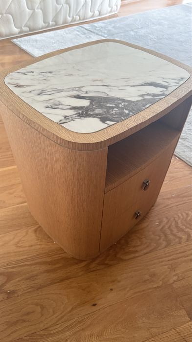 Mesa de cabeceira madeira maciça com tampo de marmore.