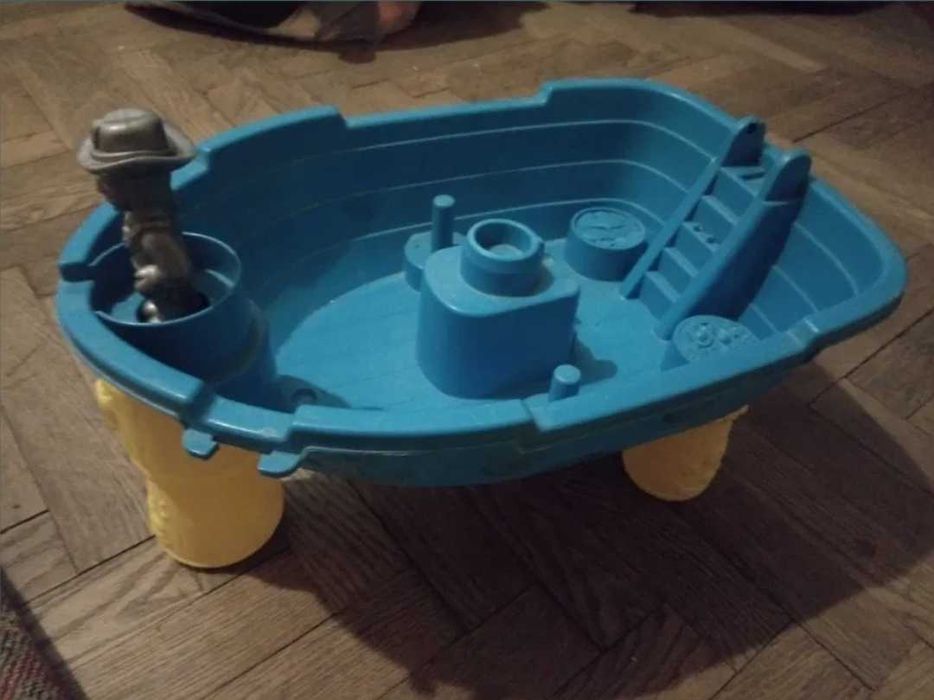 Іграшковий човен