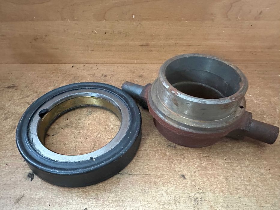 Выжимной Подшипник с отводкой 9588214  МТЗ  Д -240  Новый