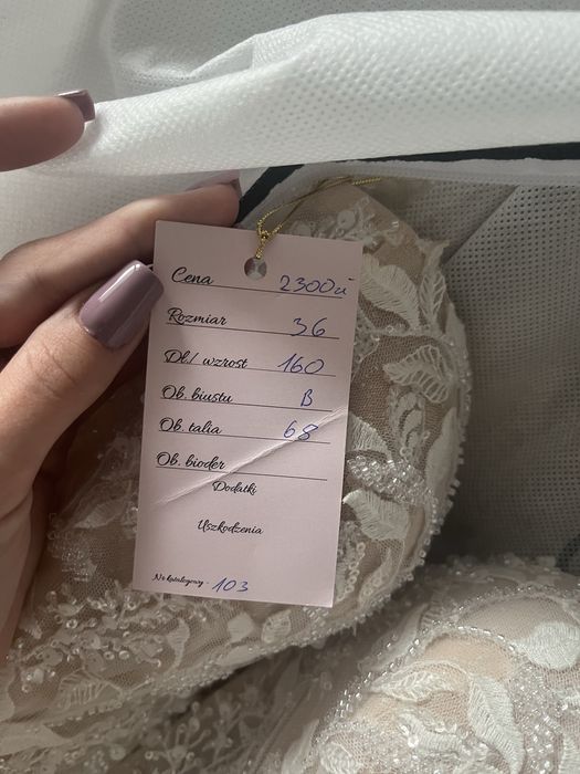 Suknia ślubna z gorsetem i rękawkami