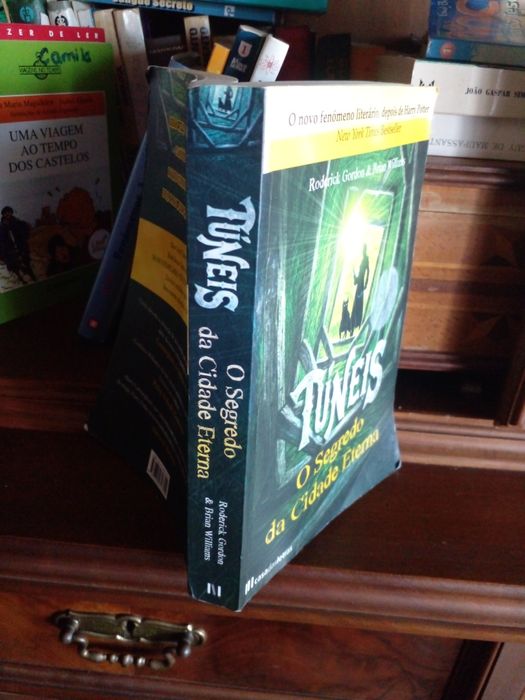 Livro TUNEIS - O segredo da cidade ETERNA