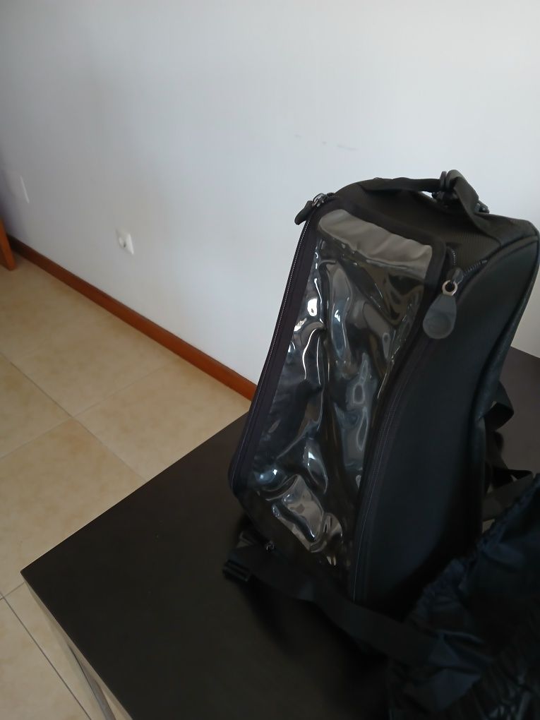 Mochila preta pequena