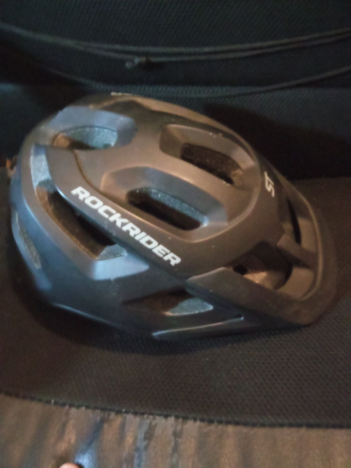 É um capacete de bicicleta da rockrider 55-59cm