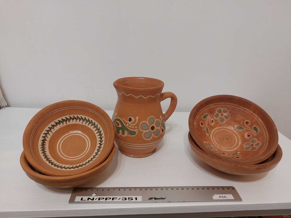 Глиняні керамічні тарілки та глечик