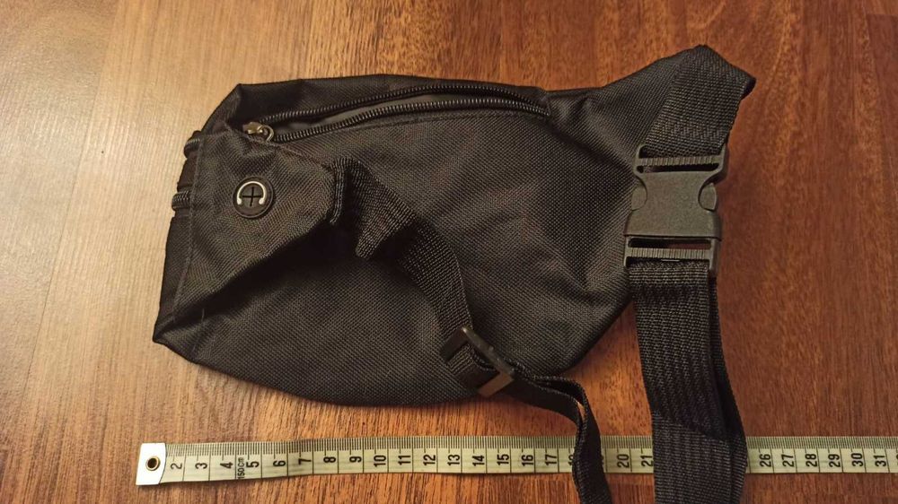 NA CEL CHARYTATYWNY Nerka z trzema kieszeniami.