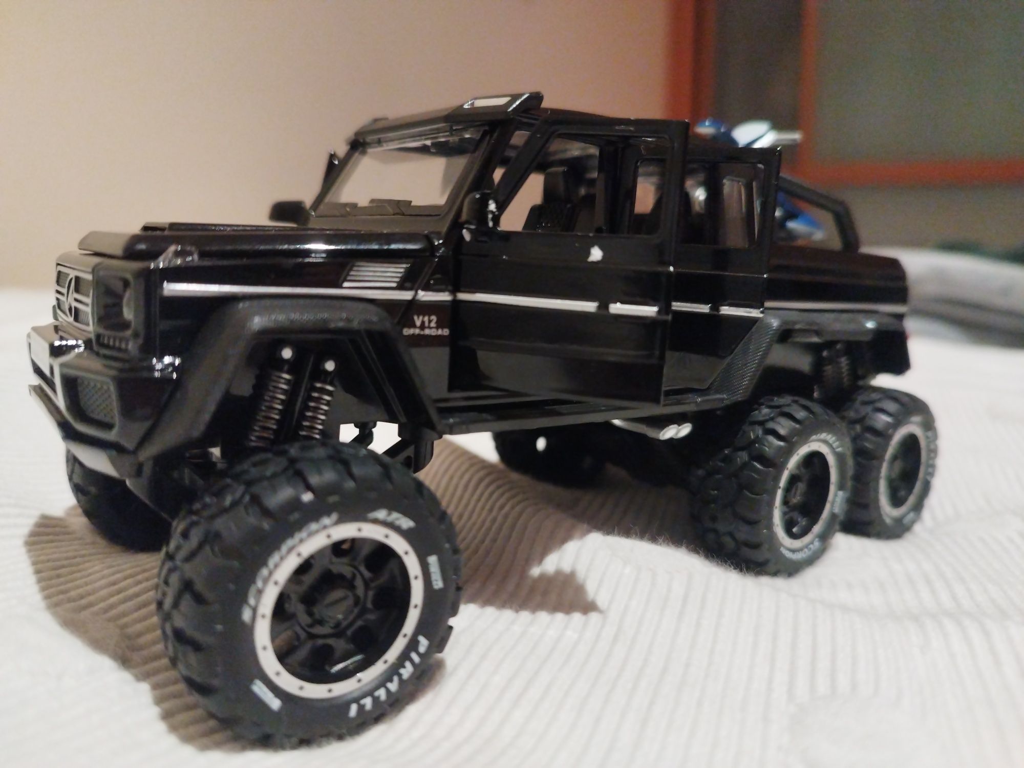 Minatura Mercedes G63 6x6 1:28