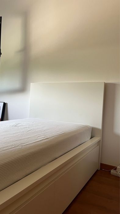 Cama, gavetoes e colchao modelo Malm